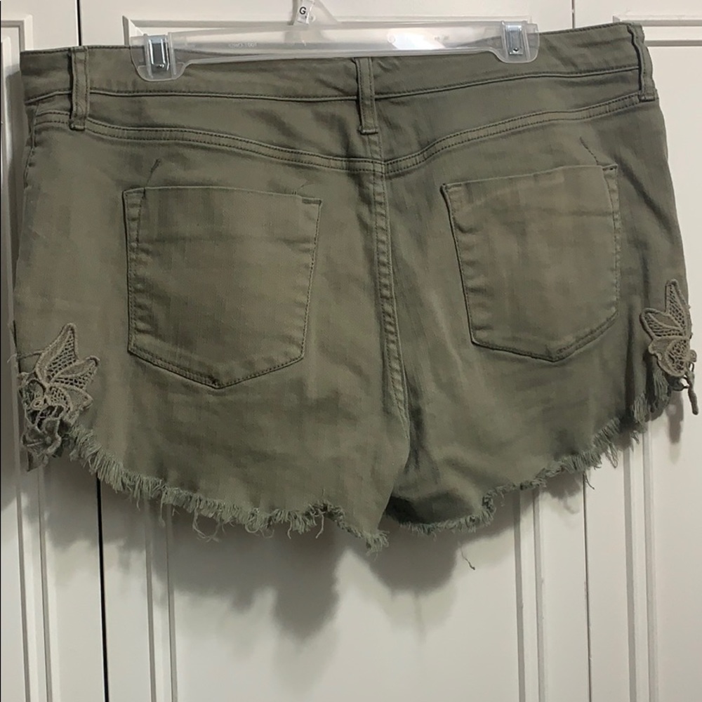 Shorts - Picture 5 of 7